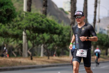 İRONMAN 70.3 Peru, Sporcular yarışıyor. 23 Nisan 2023 - LIMA, Peru