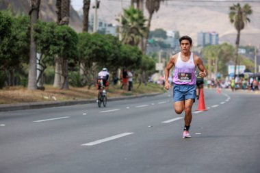 İRONMAN 70.3 Peru, Sporcular yarışıyor. 23 Nisan 2023 - LIMA, Peru