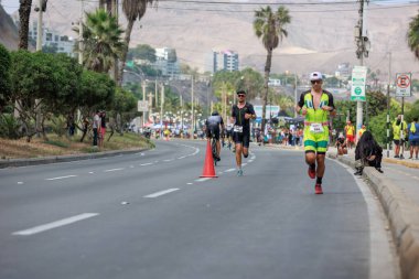 İRONMAN 70.3 Peru, Sporcular yarışıyor. 23 Nisan 2023 - LIMA, Peru