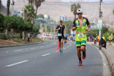 İRONMAN 70.3 Peru, Sporcular yarışıyor. 23 Nisan 2023 - LIMA, Peru