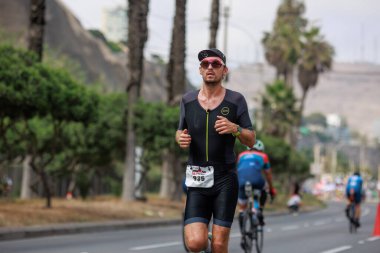 İRONMAN 70.3 Peru, Sporcular yarışıyor. 23 Nisan 2023 - LIMA, Peru