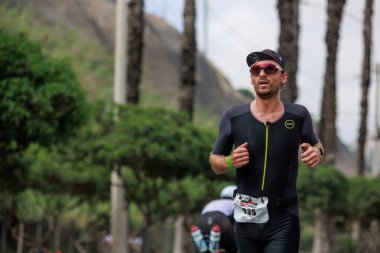 İRONMAN 70.3 Peru, Sporcular yarışıyor. 23 Nisan 2023 - LIMA, Peru