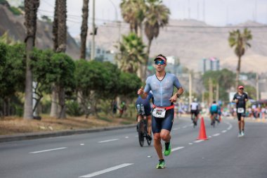 İRONMAN 70.3 Peru, Sporcular yarışıyor. 23 Nisan 2023 - LIMA, Peru