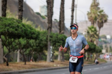 İRONMAN 70.3 Peru, Sporcular yarışıyor. 23 Nisan 2023 - LIMA, Peru