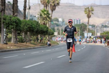 İRONMAN 70.3 Peru, Sporcular yarışıyor. 23 Nisan 2023 - LIMA, Peru