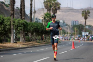 İRONMAN 70.3 Peru, Sporcular yarışıyor. 23 Nisan 2023 - LIMA, Peru