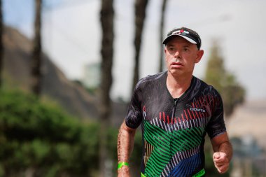 İRONMAN 70.3 Peru, Sporcular yarışıyor. 23 Nisan 2023 - LIMA, Peru