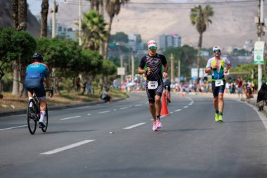 İRONMAN 70.3 Peru, Sporcular yarışıyor. 23 Nisan 2023 - LIMA, Peru