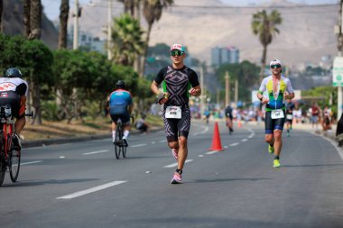 İRONMAN 70.3 Peru, Sporcular yarışıyor. 23 Nisan 2023 - LIMA, Peru
