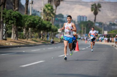 İRONMAN 70.3 Peru, Sporcular yarışıyor. 23 Nisan 2023 - LIMA, Peru