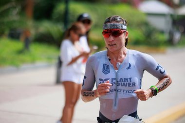 İRONMAN 70.3 Peru, Sporcular yarışıyor. 23 Nisan 2023 - LIMA, Peru