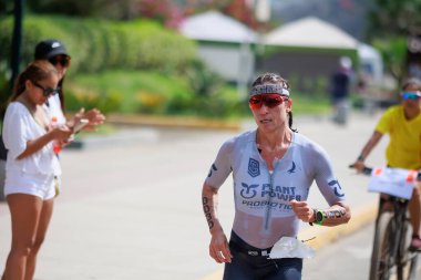 İRONMAN 70.3 Peru, Sporcular yarışıyor. 23 Nisan 2023 - LIMA, Peru