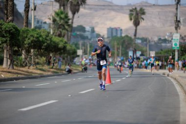 İRONMAN 70.3 Peru, Sporcular yarışıyor. 23 Nisan 2023 - LIMA, Peru