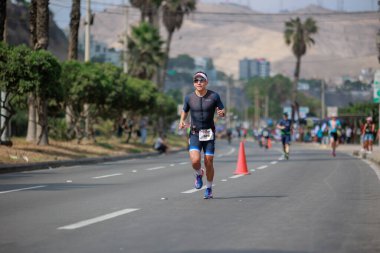 İRONMAN 70.3 Peru, Sporcular yarışıyor. 23 Nisan 2023 - LIMA, Peru
