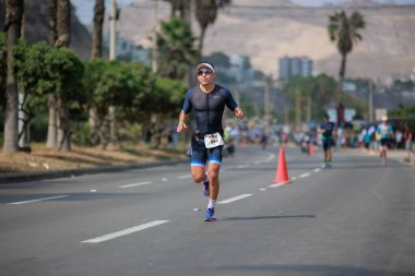 İRONMAN 70.3 Peru, Sporcular yarışıyor. 23 Nisan 2023 - LIMA, Peru