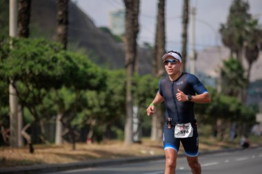 İRONMAN 70.3 Peru, Sporcular yarışıyor. 23 Nisan 2023 - LIMA, Peru