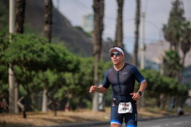 İRONMAN 70.3 Peru, Sporcular yarışıyor. 23 Nisan 2023 - LIMA, Peru