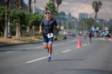 İRONMAN 70.3 Peru, Sporcular yarışıyor. 23 Nisan 2023 - LIMA, Peru