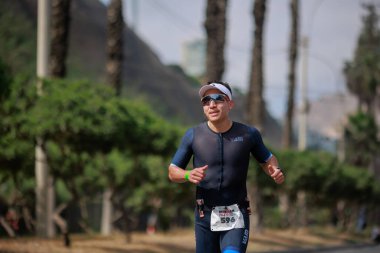 İRONMAN 70.3 Peru, Sporcular yarışıyor. 23 Nisan 2023 - LIMA, Peru