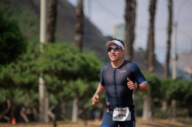 İRONMAN 70.3 Peru, Sporcular yarışıyor. 23 Nisan 2023 - LIMA, Peru