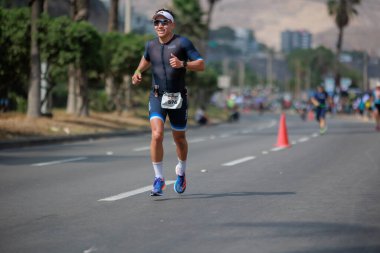 İRONMAN 70.3 Peru, Sporcular yarışıyor. 23 Nisan 2023 - LIMA, Peru