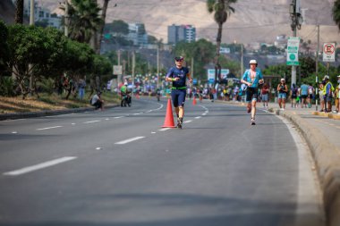 İRONMAN 70.3 Peru, Sporcular yarışıyor. 23 Nisan 2023 - LIMA, Peru