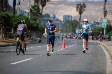 İRONMAN 70.3 Peru, Sporcular yarışıyor. 23 Nisan 2023 - LIMA, Peru