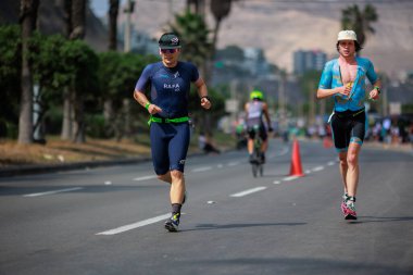 İRONMAN 70.3 Peru, Sporcular yarışıyor. 23 Nisan 2023 - LIMA, Peru