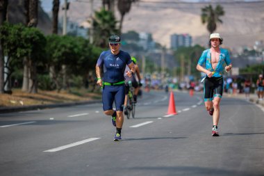 İRONMAN 70.3 Peru, Sporcular yarışıyor. 23 Nisan 2023 - LIMA, Peru