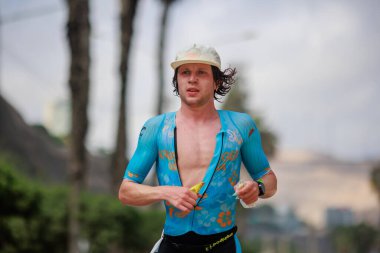 İRONMAN 70.3 Peru, Sporcular yarışıyor. 23 Nisan 2023 - LIMA, Peru