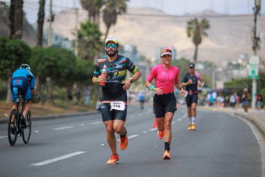 İRONMAN 70.3 Peru, Sporcular yarışıyor. 23 Nisan 2023 - LIMA, Peru
