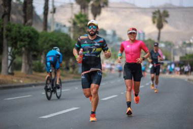 İRONMAN 70.3 Peru, Sporcular yarışıyor. 23 Nisan 2023 - LIMA, Peru