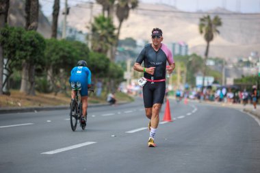 İRONMAN 70.3 Peru, Sporcular yarışıyor. 23 Nisan 2023 - LIMA, Peru