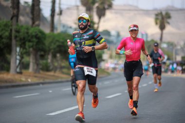 İRONMAN 70.3 Peru, Sporcular yarışıyor. 23 Nisan 2023 - LIMA, Peru