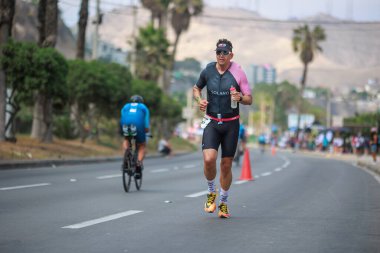 İRONMAN 70.3 Peru, Sporcular yarışıyor. 23 Nisan 2023 - LIMA, Peru