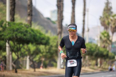 İRONMAN 70.3 Peru, Sporcular yarışıyor. 23 Nisan 2023 - LIMA, Peru