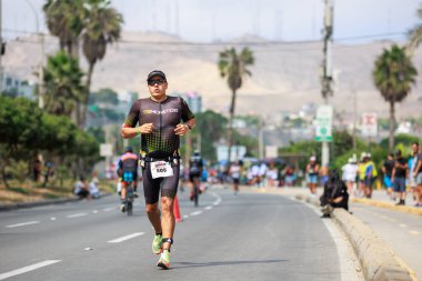 İRONMAN 70.3 Peru, Sporcular yarışıyor. 23 Nisan 2023 - LIMA, Peru