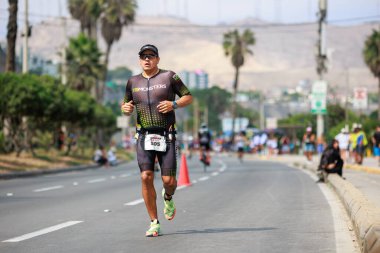 İRONMAN 70.3 Peru, Sporcular yarışıyor. 23 Nisan 2023 - LIMA, Peru