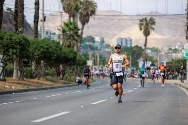 İRONMAN 70.3 Peru, Sporcular yarışıyor. 23 Nisan 2023 - LIMA, Peru
