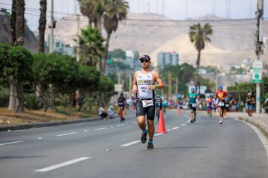 İRONMAN 70.3 Peru, Sporcular yarışıyor. 23 Nisan 2023 - LIMA, Peru