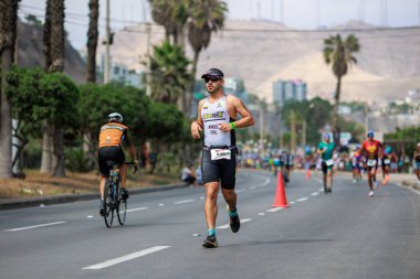İRONMAN 70.3 Peru, Sporcular yarışıyor. 23 Nisan 2023 - LIMA, Peru