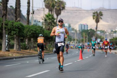 İRONMAN 70.3 Peru, Sporcular yarışıyor. 23 Nisan 2023 - LIMA, Peru
