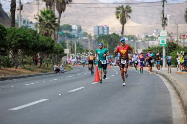 İRONMAN 70.3 Peru, Sporcular yarışıyor. 23 Nisan 2023 - LIMA, Peru