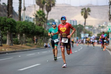 İRONMAN 70.3 Peru, Sporcular yarışıyor. 23 Nisan 2023 - LIMA, Peru