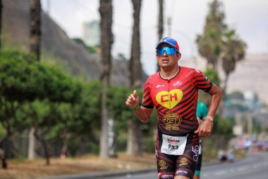 İRONMAN 70.3 Peru, Sporcular yarışıyor. 23 Nisan 2023 - LIMA, Peru
