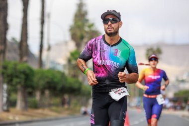 İRONMAN 70.3 Peru, Sporcular yarışıyor. 23 Nisan 2023 - LIMA, Peru