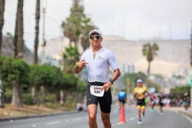 İRONMAN 70.3 Peru, Sporcular yarışıyor. 23 Nisan 2023 - LIMA, Peru