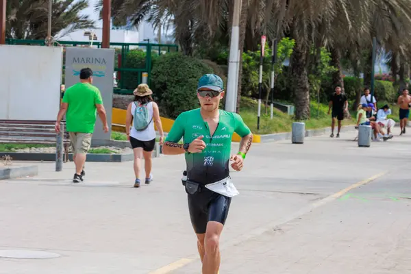 İRONMAN 70.3 Peru, Sporcular yarışıyor. 23 Nisan 2023 - LIMA, Peru