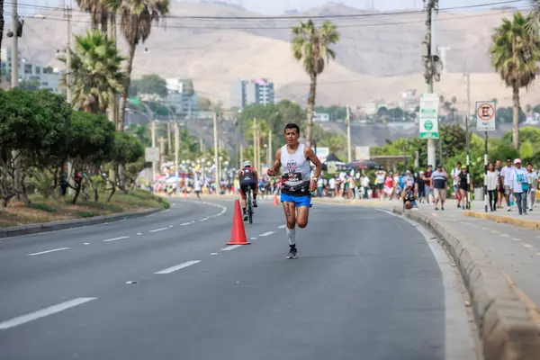 İRONMAN 70.3 Peru, Sporcular yarışıyor. 23 Nisan 2023 - LIMA, Peru