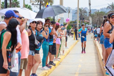 İRONMAN 70.3 Peru. Sporcular Lima Triatlonu 'nda yarışıyor. 23 Nisan 2023 - LIMA, Peru